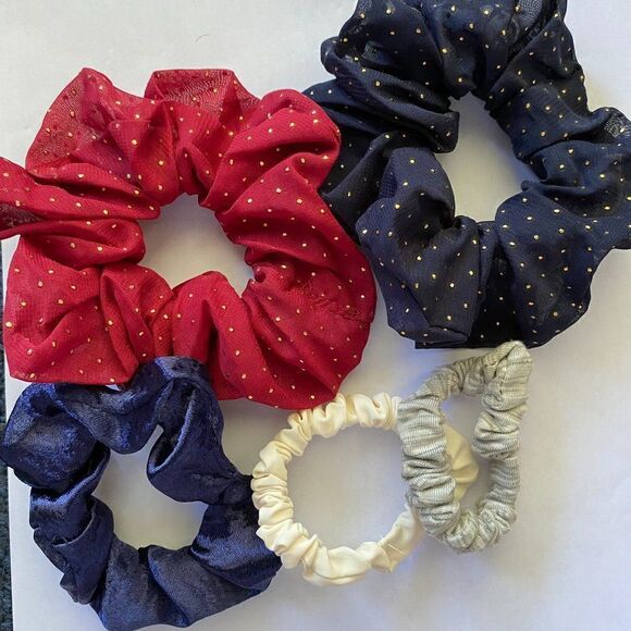 𝅺Set of 5 Scrunchies - Burgundy and Navy Polka Dot - Picture 2 of 2